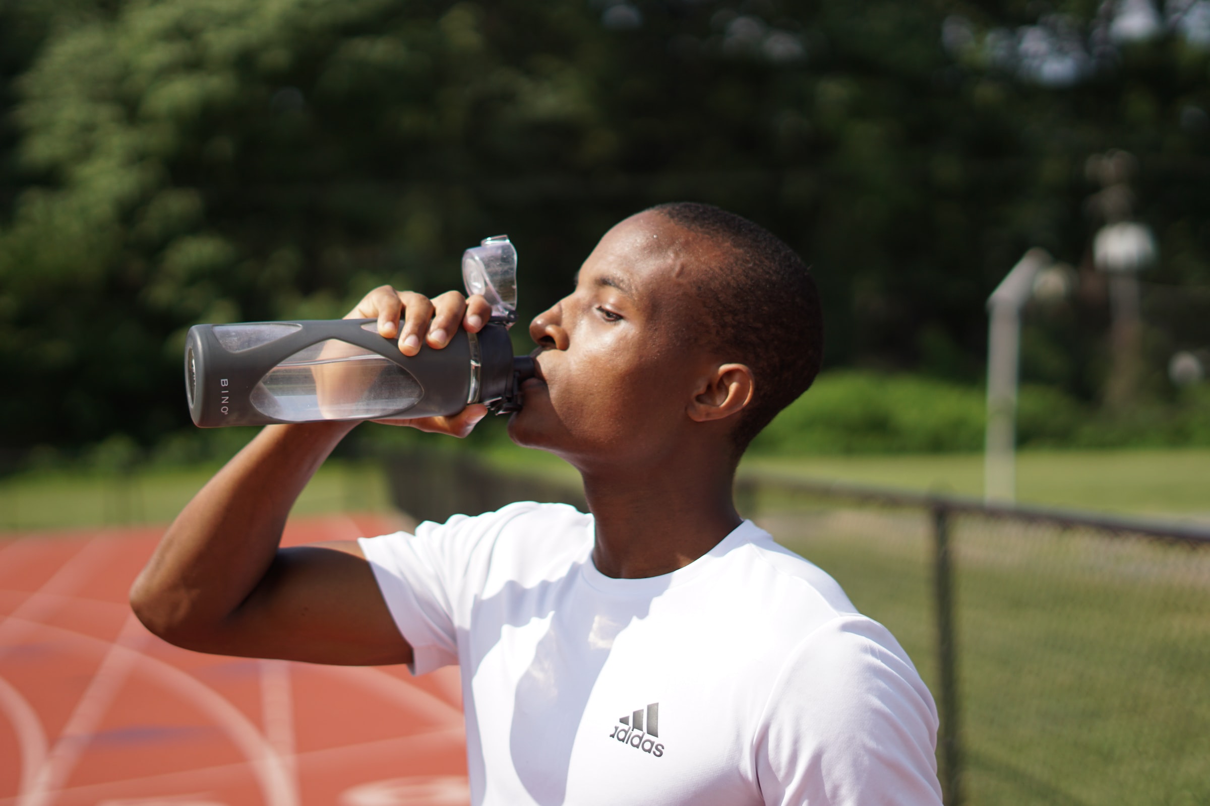 salah satu tips diet sehat adalah minum air putih secara teratur